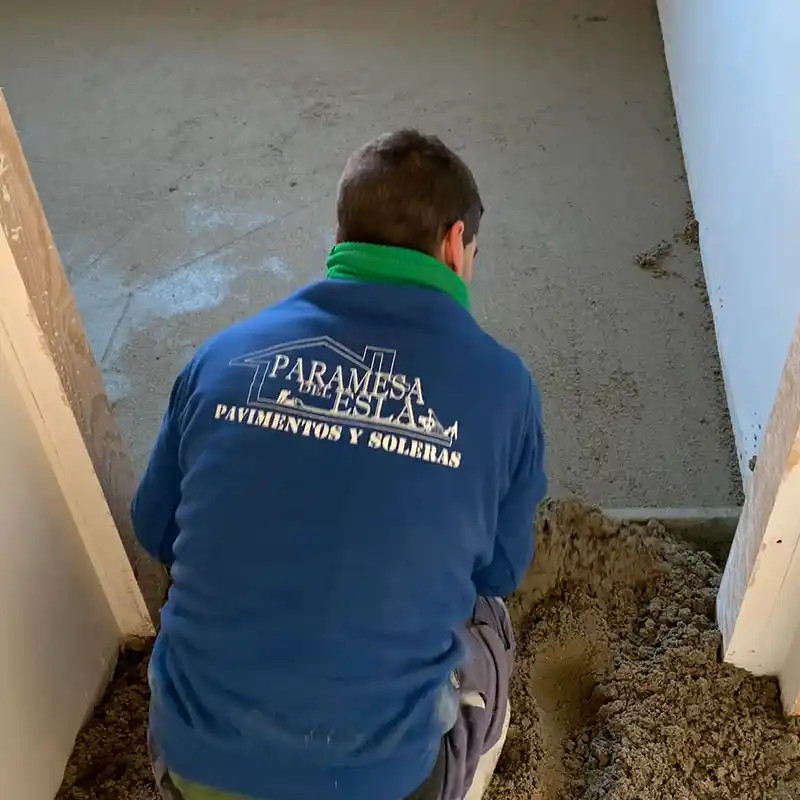 Trabajador nivelando la solera.